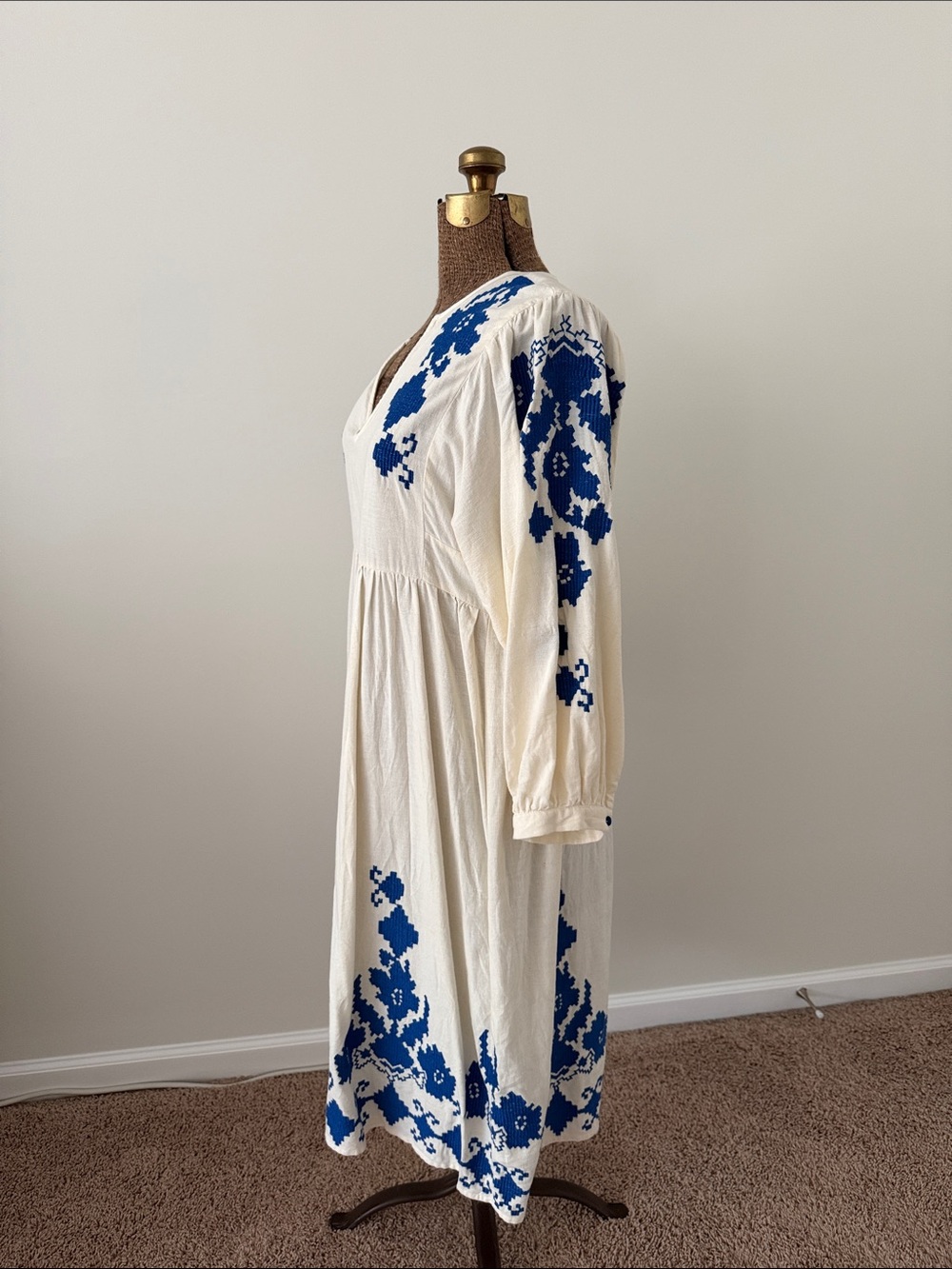 Velvet by Graham & Spencer White Midi Dress with Blue Embroidery - Picture 5 of 13